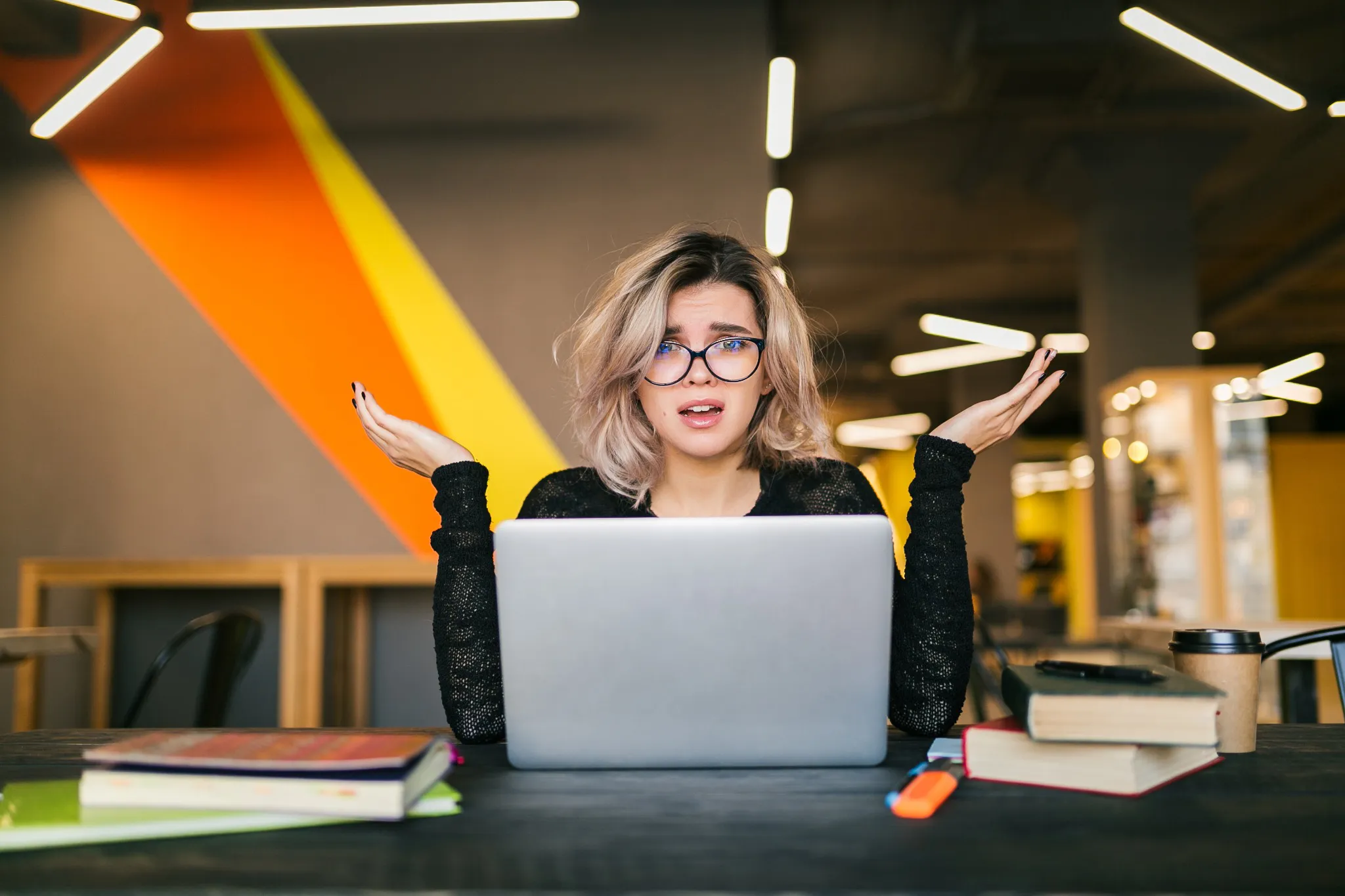 Femme devant ordinateur visage frustré