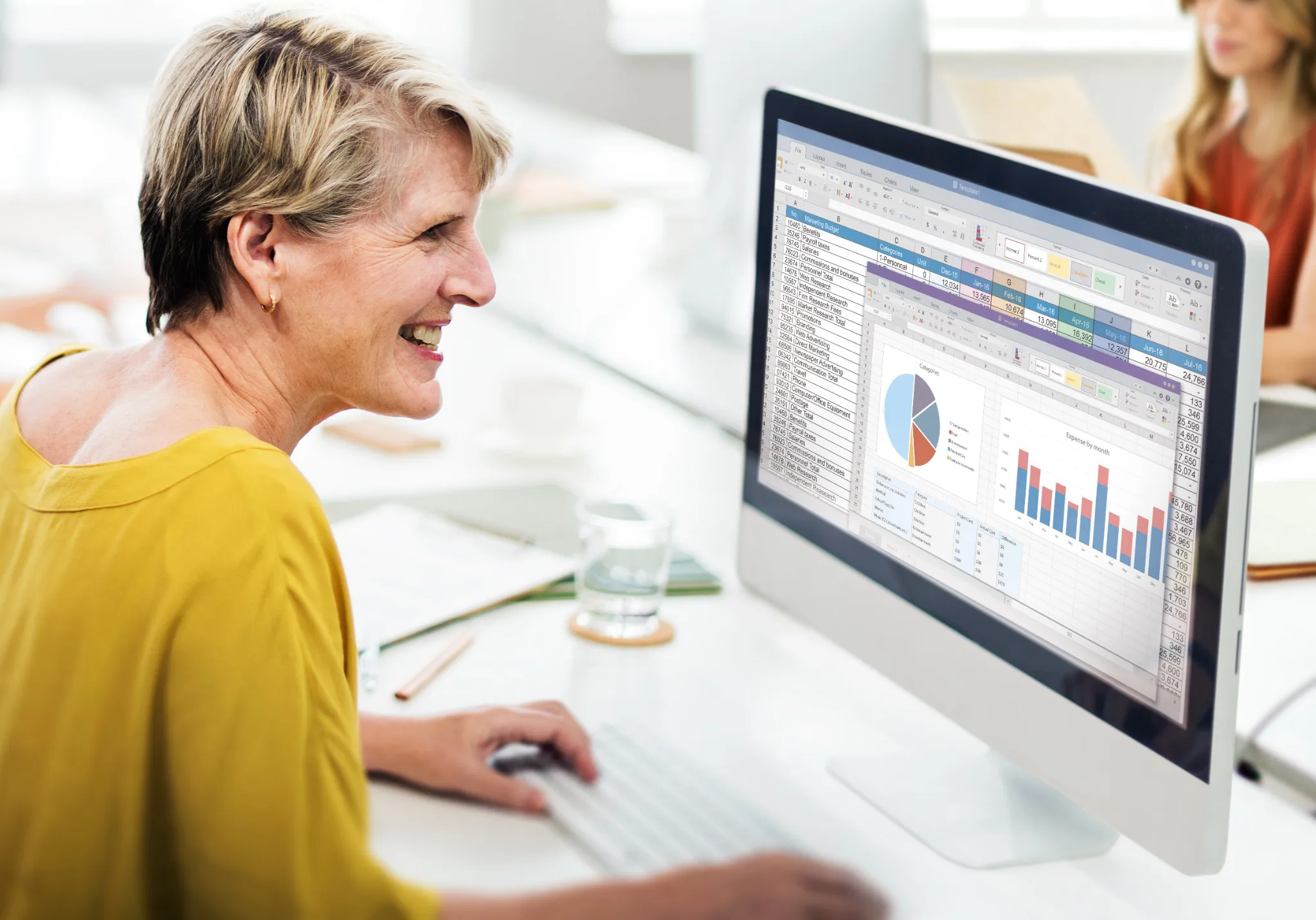 Femme devant ordinateur avec les outils indispensables en netlinking
